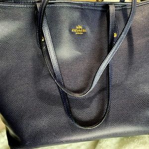 Coach bag in very good condition. Navy and gold accents $55
